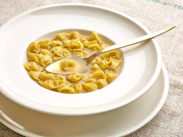 tortellini en brodo soup